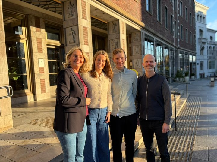Strawberry inngår samarbeid med Inkassoregisteret for å jobbe smartere med inngående inkassosaker på tvers av konsernet. F.v: Wenche Riseth, Elsebeth Rivertz, Andreas Hyttebakk og Hallgeir Kvadsheim