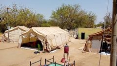 Bildet viser et isolasjonstelt ved kolerabehandlingssenteret i Kosti, Sudan.