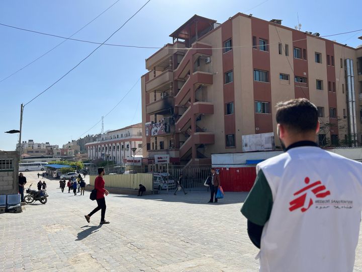 Bildet viser en mann i hvit vest foran Nasser-sykehuset i Gaza