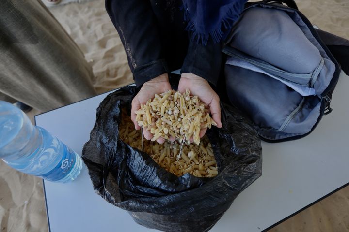 – Jeg er 47 år gammel. Jeg gikk 15 kilometer inn i en rød sone for å få mat. Jeg går til disse utdelingsstedene for å prøve å gi mat til barna mine. Vi prøvde å klare oss med så lite vi hadde, til vi ikke hadde noe igjen. Jeg plukket opp denne pastaen fra bakken. Jeg kunne ikke få tak i noe annet, sier Samah Hamdan, en fordrevet mor som blir behandlet på Leger Uten Grensers klinikk i Al-Mawasi.