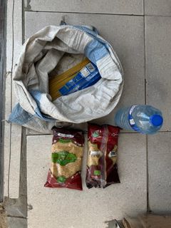 – Jeg gikk for å hente mat; de sprayet pepperspray i øynene mine. Av alle de skadde her på sykehuset var jeg den eneste som klarte å få tak i mat. Det var litt korn, en pose pasta og en flaske vann. Jeg risikerte livet for en pose pasta og en flaske vann, sier Fadi, som blir behandlet for skader på Leger Uten Grensers feltsykehus i Deir Al Balah.