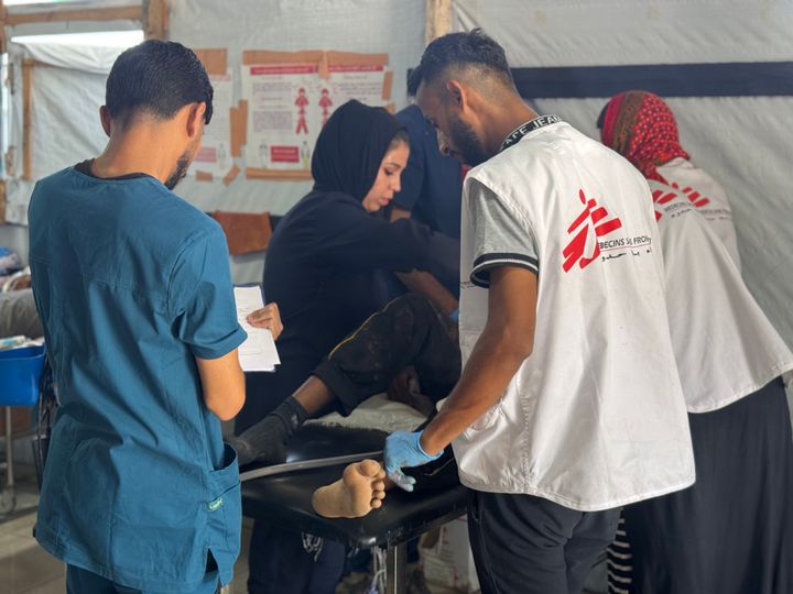 På akuttmottaket ved Al Mawasi-klinikken tar Leger Uten Grenser imot pasientar som har blitt såra ved den amerikansk-israelske matutdelinga i Rafah.