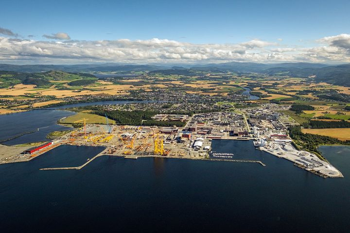 Eiendomsmassen i Verdal Industripark omfatter 90 000 kvadratmeter. Bildet viser hele området fra luften. Dronefoto.