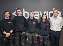 Montørene Sebastian Vetås (Bravida), Lukas Sperstad (Bravida) , Mark Slezin (tidligere Sæterdal Elektro), elektrolærling Sofie Sandal (tidligere Pettersson & Gjellesvik) og regiondirektør for Bravidas nyopprettede region Nordvestlandet, Roy Sætre har vært spente og gjort grundige forberedelser i lang tid før lørdagens fusjon. De står foran en vegg med en stor Bravida-logo.