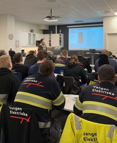 Magnus Wisth, prosjektutikler i Bravida, var en av dem som holdt kurs for Vangen Elektriske AS, Sæterdal Elektro AS, Pettersson & Gjellesvik AS og Magnus M Thunestvedt AS' ansatte før fusjonen. På bildet står han og forklarer et lysbilde i en powerpoint-presentasjon foran medarbeidere i Vangen Elektriske AS.