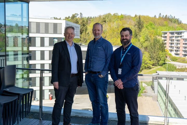 Fra venstre: Steinar Holm, leder for eiendom i Oslo universitetssykehus HF (OUS), Jan Erik Herregarden, fagansvarlig for rør i Bravida Oslo & Sandvika, Mikica Nikodijevic, seksjonsleder for Bravidas rørserviceavdeling Oslo & Sandvika.