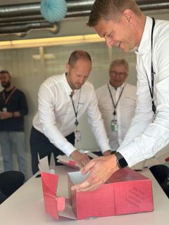 Eivind Søgaard og Øystein Nielsen Tveter (Bravida) pakker ut godsakene – nå skal kontrakten feires!