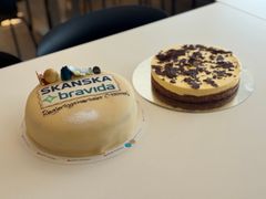 Bilde av marsipankake og suksesskake.