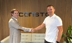SAMARBEID Eirik Helgøy, avdelingsleder i Bravida, og Endre Kristiansen, prosjektsjef i Consto tar hverandre i hånden og smiler til kamera ved kontraktssigneringen. Constos logo i bakgrunnen.