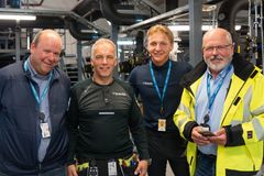 Bravida-kollegaene Tom Sæthershagen (fagansvarlig elektro og Ekom), Erik Wang (elektromontør), Fredrik Kåsbøll (serviceleder) og Trond Bekken (fagansvarlig HMS) på vernerunde stiller opp for et bilde når de er på en av sine rutinemessige vernerunder.