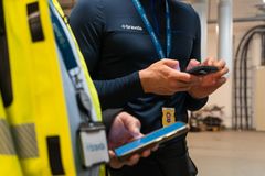 REGISTRERER AVVIK: Tilgjengelige systemer for avviksregistrering er viktig for å holde sikkerheten høyt på jobb. Trond Bekken og Fredrik Kåsbøll demonstrerer registrering på sine mobiltelefoner.