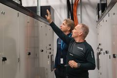OBSERVANTE: Fredrik Kåsbøll og Erik Wang er grundige i jobben.