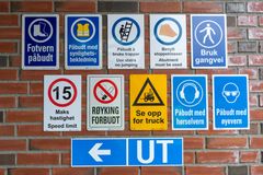 FØLG MED: Det er mye å passe på. Derfor anbefales synlig merking av farer som et skadeforebyggende tiltak.
