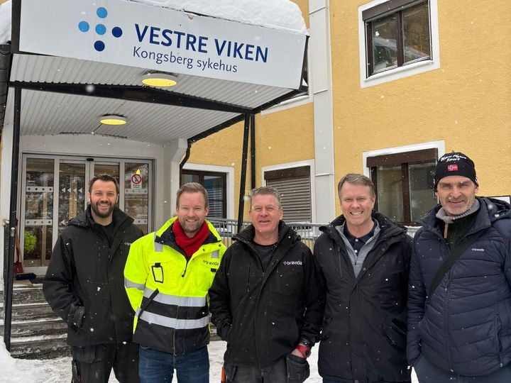 GODT SAMARBEID: Morten Skar (rørlegger Bravida), Lars Bråten (avdelingsleder Bravida), Kai Thore Hals (bas Bravida), Sigmar Karason (prosjektleder Vestre Viken) og Kristian Qvenild (serviceleder Bravida) foran inngangen til Kongsberg Sykehus, ett av sykehusene i rammeavtalen.