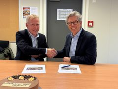 Karl Otto Jansen (prosjektdirektør for Nye Aker i Helse Sør-Øst/Sykehusbygg) og Tore Bakke (administrerende direktør i Bravida Norge) ser frem til et godt samarbeid, gir hverandre et håndtrykk etter signering av avtale.