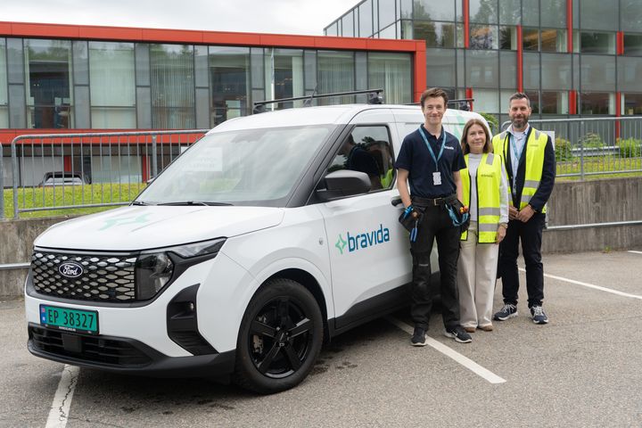 Fleet manager Baard Dyrhaug, fagansvarlig for kvalitet og bærekraft Karin Wasskog og arbeidsleder Asker og Bærum elektro Eivind Lambertsen, står foran en av Bravida Norges elbiler.
