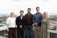 Årets kull med Bravida-traineer, (f.v.) Thea Sæbø, Tiago M. Lopez, Raouf Gaddour og Håvard T. Pedersen med Line Løyning, direktør for HR og organisasjonsutvikling i Bravida.