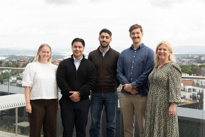 Årets kull med Bravida-traineer, (f.v.) Thea Sæbø, Tiago M. Lopez, Raouf Gaddour og Håvard T. Pedersen med Line Løyning, direktør for HR og organisasjonsutvikling i Bravida.