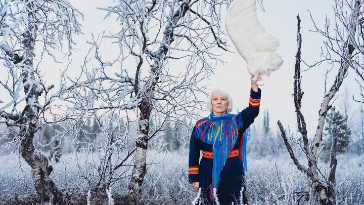 «Britta Marakatt-Labba (født 1951). Hedersportrett 2022» © Marja Helander. Foto: Marja Helander