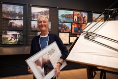 Kari Nissen Brodtkorp under montering i Nasjonalmuseet.