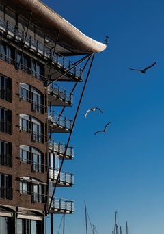 Arkitektkontoret Kari Nissen Brodtkorb AS, Leiligheter og næringslokale, Stranden, Oslo, oppført i 1990.