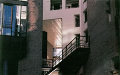 Arkitektkontoret Kari Nissen Brodtkorb AS, Leilegheiter og næringslokale, Stranden, Oslo, oppført i 1990.