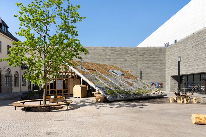 I paviljongen på Museumsplassen vil det være et bredt arrangementsprogram gjennom sommeren. Paviljongen er tegnet av arkitektkontoret Dyvik Kahlen, med landskapsarkitektur av SLA.
