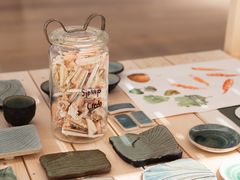 Keramikeren Sissel Wathne bruker restmateriale fra restauranten Credo til å lage glasurer.