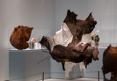 Foto fra utstillingen «KUNST·HÅND·VERK» i Nasjonalmuseet. Máret Ánne Sara, «Gutted – Gávogálši», 2022.