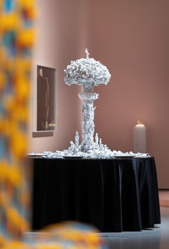 Foto fra utstillingen «KUNST·HÅND·VERK» i Nasjonalmuseet. Bouke de Vries, «War and Pieces», 2019.