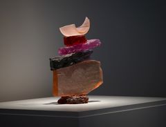 Et objekt med fargerike steiner i forskjellige farger stablet oppå hverandre.