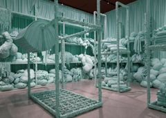 Foto fra utstillingen «KUNST·HÅND·VERK» i Nasjonalmuseet. John K. Raustein, «Tilrettelagte sannheter (den nye verden /mint)», 2022.