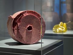 Karin Forslund, «Pink Matter III», 2022, fra utstillingen «KUNST·HÅND·VERK» i Nasjonalmuseet.