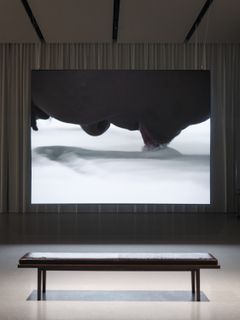 I verket «Begråtelser» (2006-2010) slikker kunstneren opp saltkorn med tungen. Saltet er ladet med mening: Det finnes i kroppen og i tårene, det brukes til konservering, og det er et symbol på motstand.