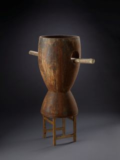 Skulptur i installasjonen «På leting etter Mukamusaba – En ekperimentell opera» (2025)