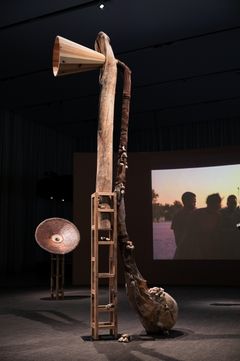 Skulptur som del av verket «På leting etter Mukamusaba – En eksperimentell opera» (2025)