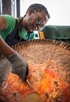 Anawana Haloba i sitt studio.