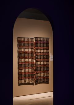 Damien Ajavons «Chemin vers Oslo» (2025) i Nasjonalmuseets utstilling «Skeive ornamenter». Verket er produsert spesielt for utstillingen med støtte fra Nasjonalmuseet.