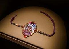 Ali Ghulam Khanezad, armbånd med gull- og emaljeinnlegg, ca. 1820