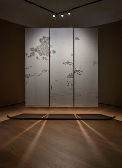 Sa’dia Rehmans «Lost Coordinates» (2025) i Nasjonalmuseets utstilling «Skeive ornamenter». Verket er produsert spesielt for utstillingen med støtte fra Nasjonalmuseet.