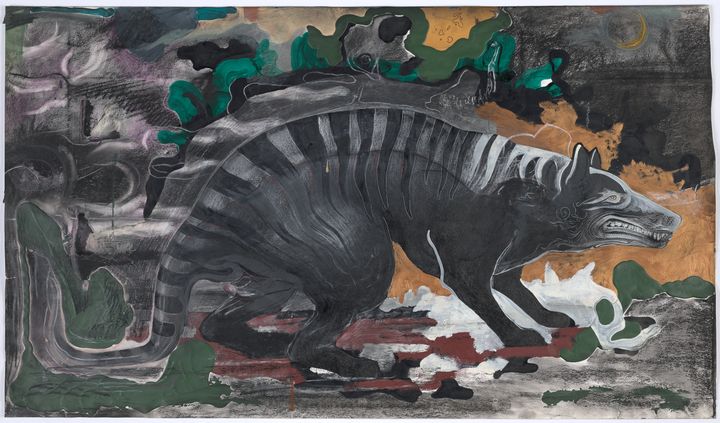 Tegning%20av%20et%20ulvelignende%20dyr%20i%20gr%E5toner%20med%20striper%20over%20ryggen%20og%20den%20lange%20halen.%20Delvis%20%E5pen%2C%20snerrende%20munn.%20Bakgrunnen%20i%20gr%E5tt%2C%20sort%2C%20og%20et%20fargefelt%20i%20gr%F8nt%2C%20brunt%20og%20r%F8dt.