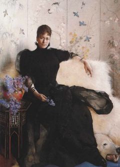 Maleriet viser en kvinne kledd i sort kjole med en blå syrin i hånden og sittende på en hvit isbjørnsfell, som har isbjørnhode med åpen munn.