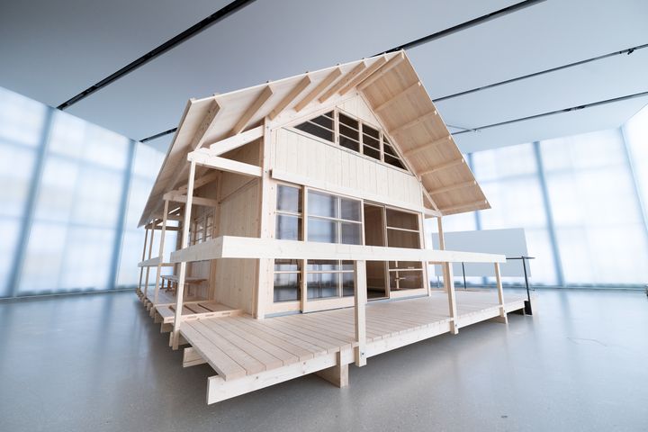 Nå kan du dra på hyttetur på Nasjonalmuseet, i en ny utstilling om arkitekt Wenche Selmer.