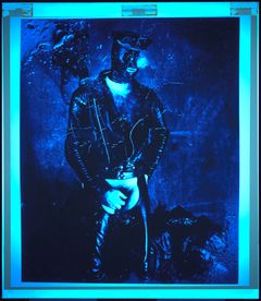 Fin Serck-Hanssen, "Blå mann i svart lær" (1985) © Serck-Hanssen, Fin/BONO