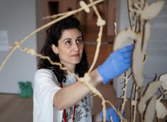 Jumana Manna i arbeid med installering av presentasjonen i Nasjonalmuseet.