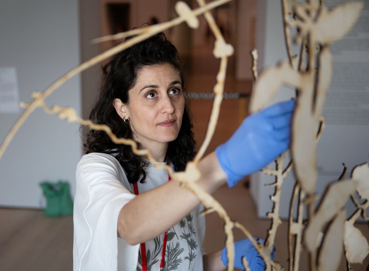 Jumana Manna i arbeid med installering av presentasjonen i Nasjonalmuseet.