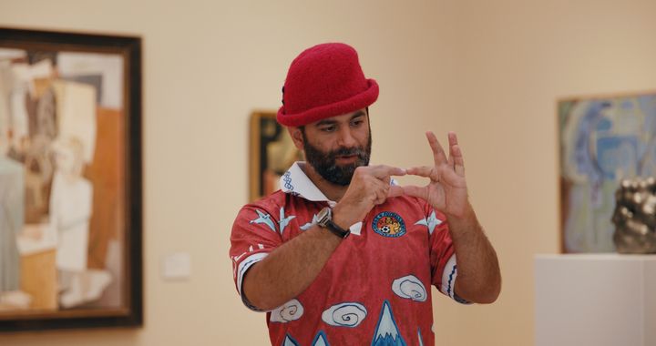 Amir Asgharnejad alias Herr Kunstmaler stiller til samtale om sin "snille" landslagsdrakt på Nasjonalmuseet under Oslo Kulturnatt 11. september.
