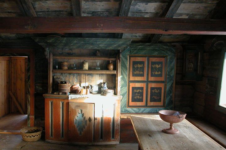 Malt interør fra Lonåasstua som står på Musea i Nord-Østerdalen.