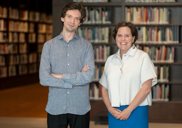 Direktør Ingrid Røynesdal sammen med stipendiat Gustav Elgin, som er tredje doktorgradsstipendiat finansiert av FFAC.