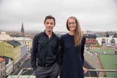 Groschmedaljen 2026 tildeles Reinhard Kropf og Siv Helene Stangeland og, grunnleggerne av arkitektkontoret Helen & Hard i Stavanger.